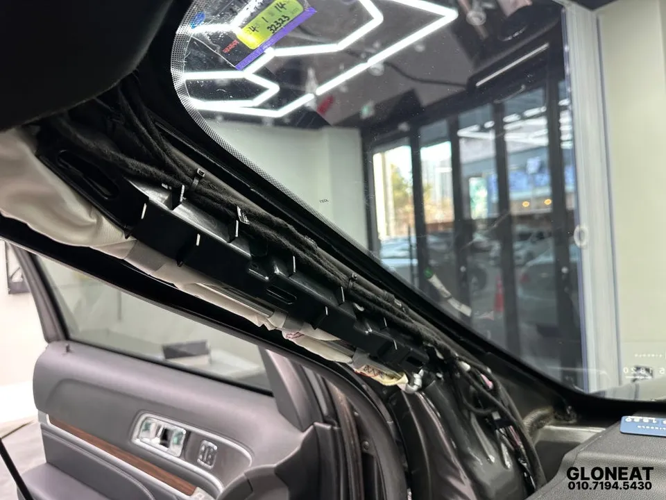 Ford Explorerのドラレコ取付事例|費用目安・仕上がり 施工写真 3-2