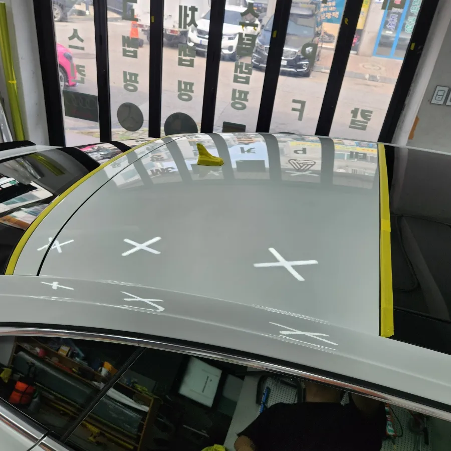 Volkswagen Arteon ルーフPPF施工事例|光沢ブラックフィルム 施工写真 2-1