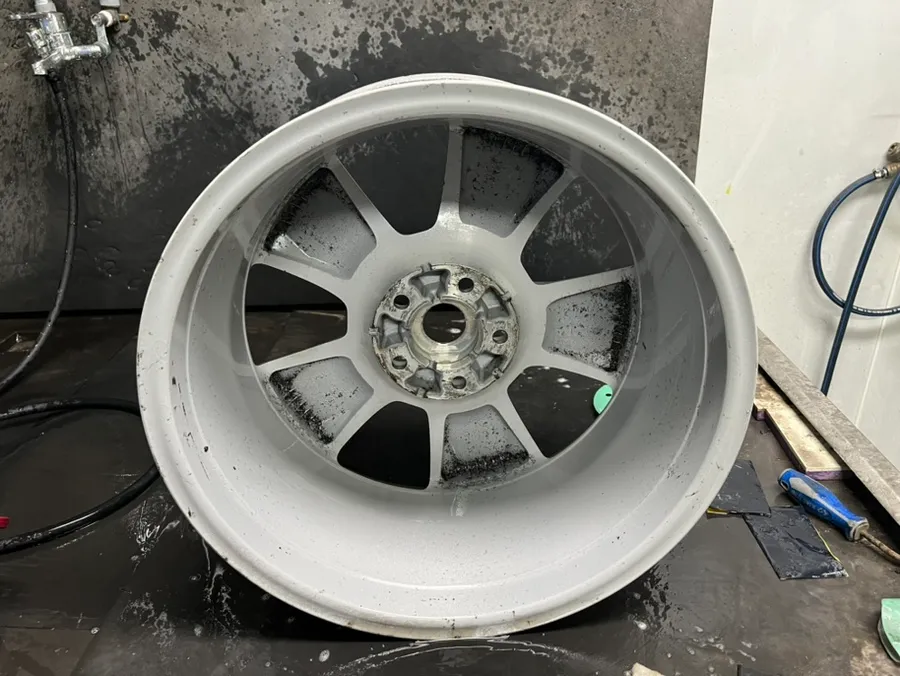 Chevrolet Orlandoのホイールリペア・塗装事例 施工写真 2-2