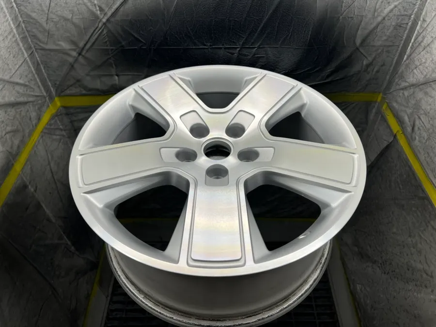 Chevrolet Orlandoのホイールリペア・塗装事例 施工写真 1-3