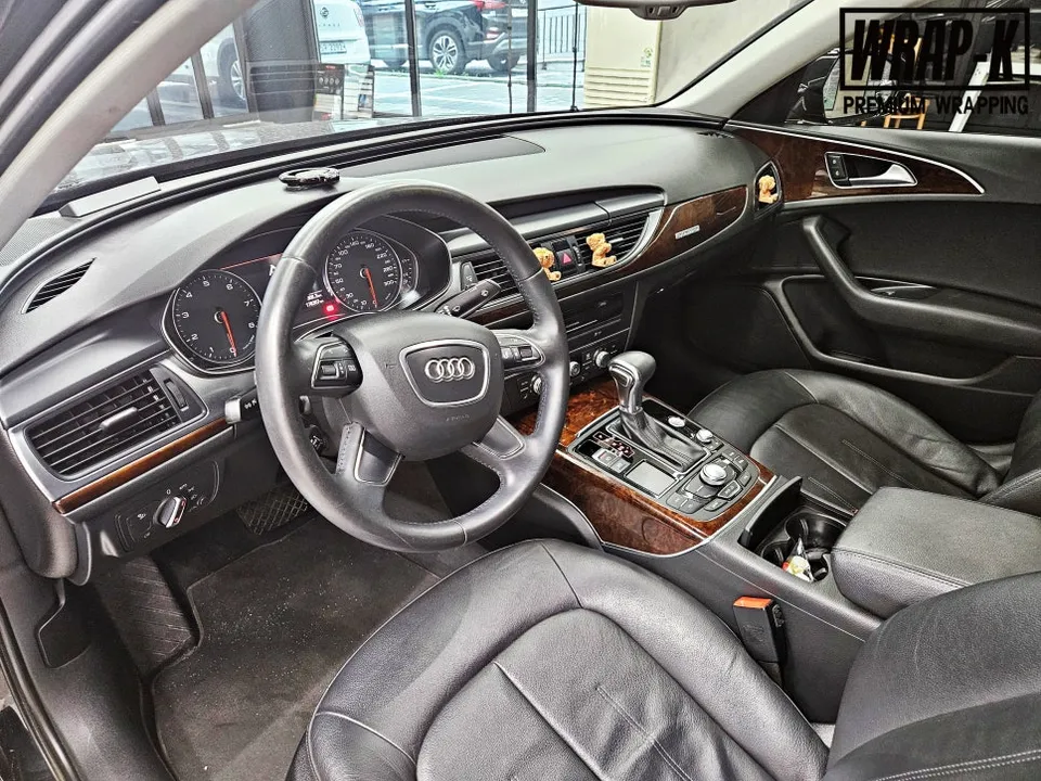 Audi A6のカーラッピング事例|室内をカ―ボン調に 施工写真 2-1
