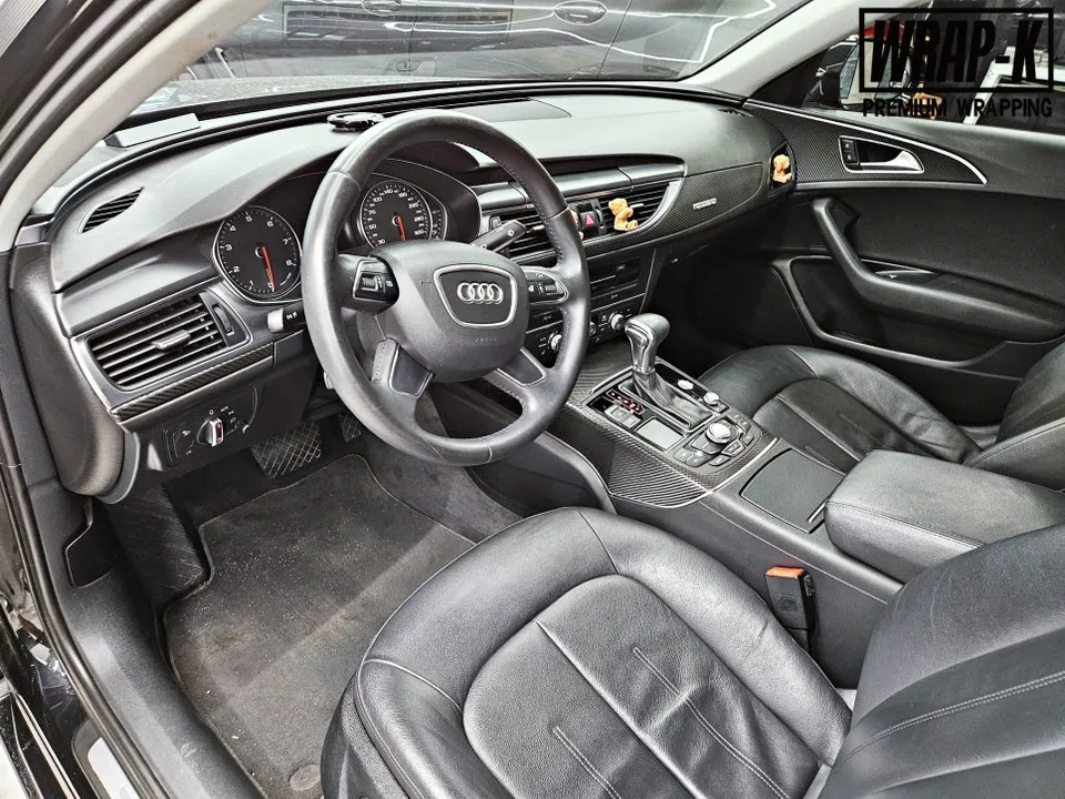 Audi A6のカーラッピング事例|室内をカ―ボン調に 施工写真 3-1