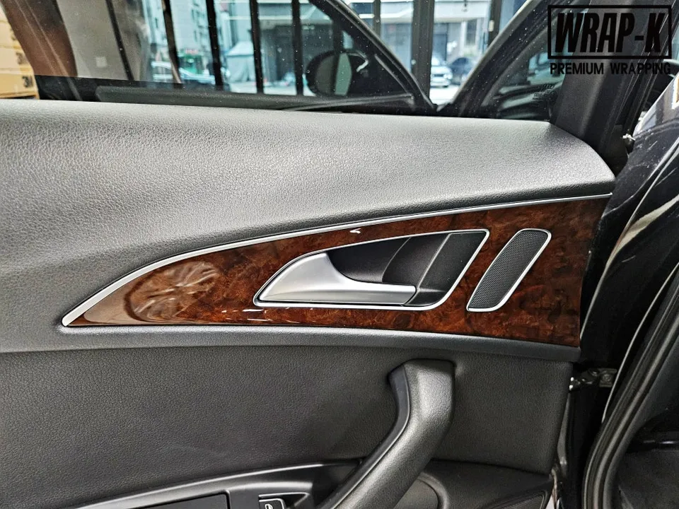 Audi A6のカーラッピング事例|室内をカ―ボン調に 施工写真 2-2