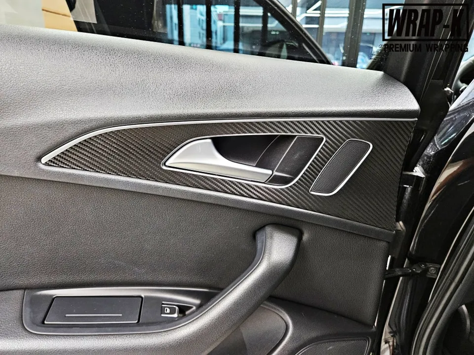 Audi A6のカーラッピング事例|室内をカ―ボン調に 施工写真 3-2