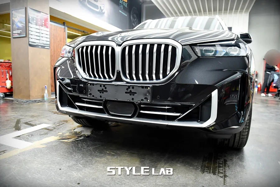 BMW X5 vinyl wrap - BMW X5 Vinyl Wrap: Chrome Delete for a Bold Look photo 3