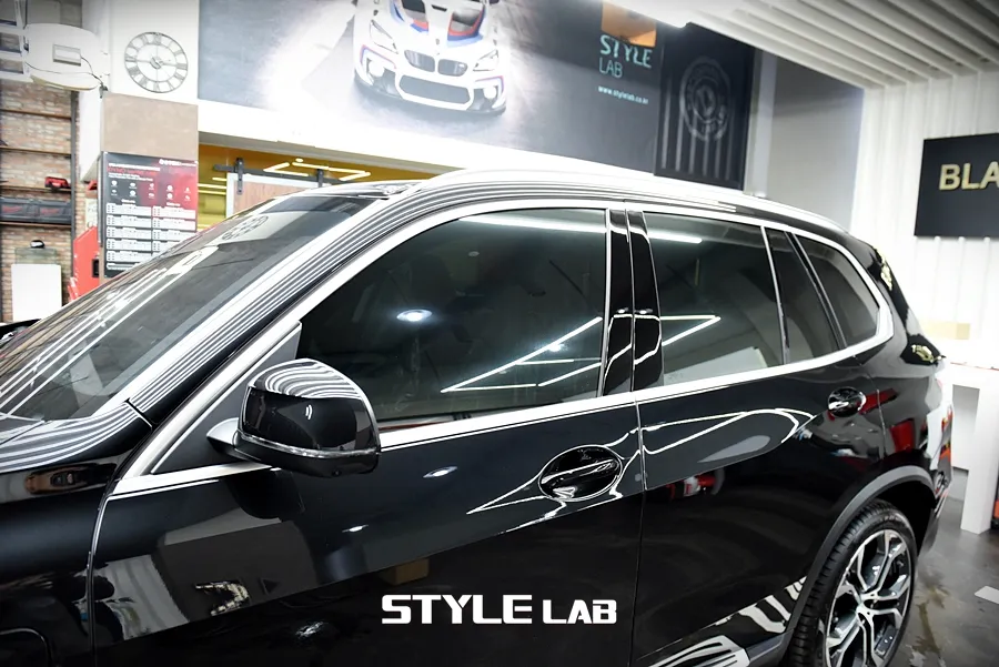 BMW X5 vinyl wrap - BMW X5 Vinyl Wrap: Chrome Delete for a Bold Look photo 4
