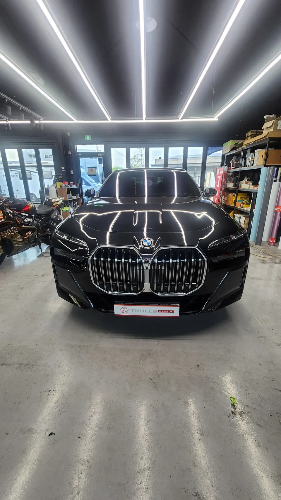 BMW 7 Seriesのカーラッピング事例｜メタリックパールグレー 施工写真 1-1