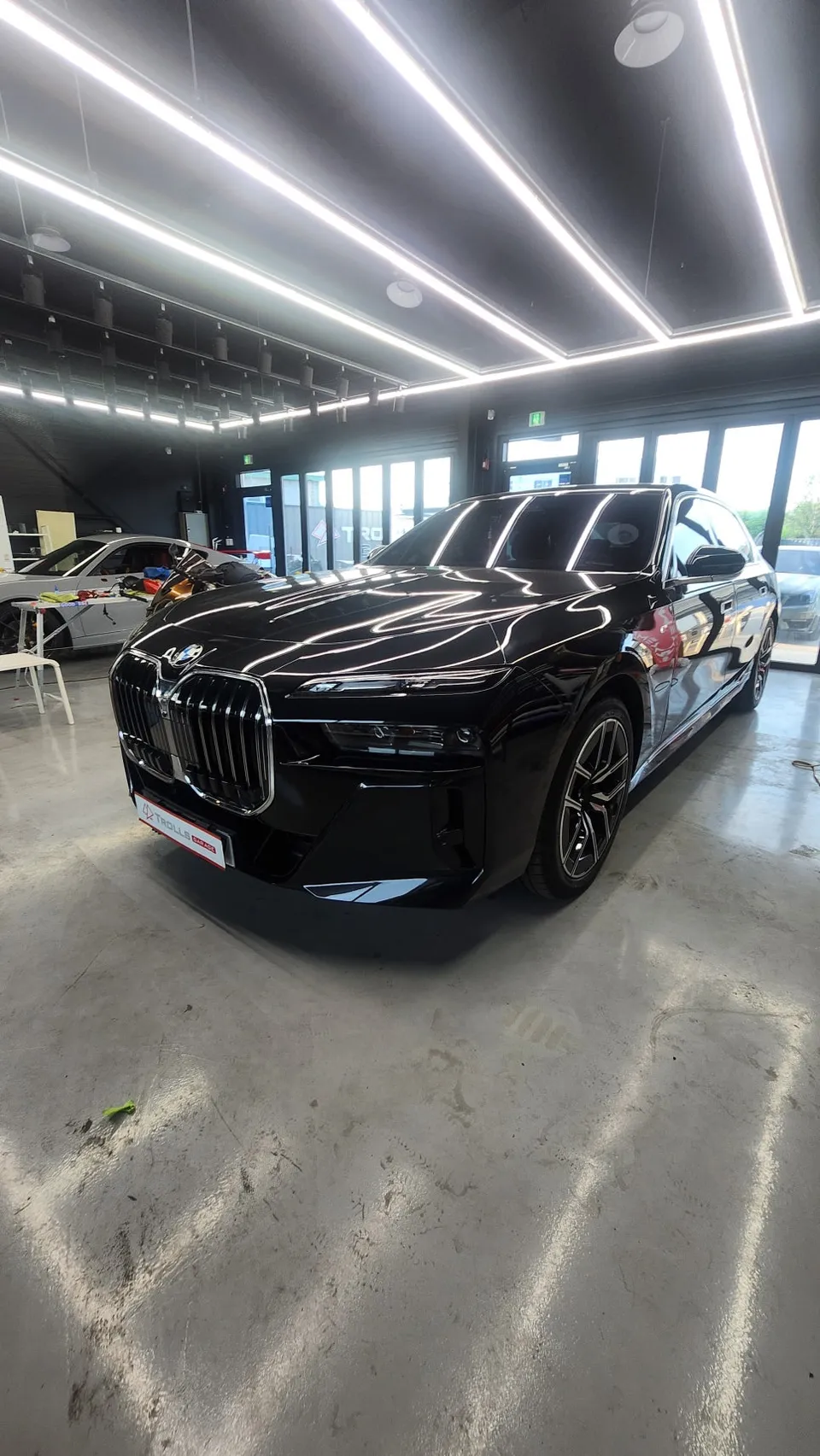BMW 7 Seriesのカーラッピング事例｜メタリックパールグレー 施工写真 2-1
