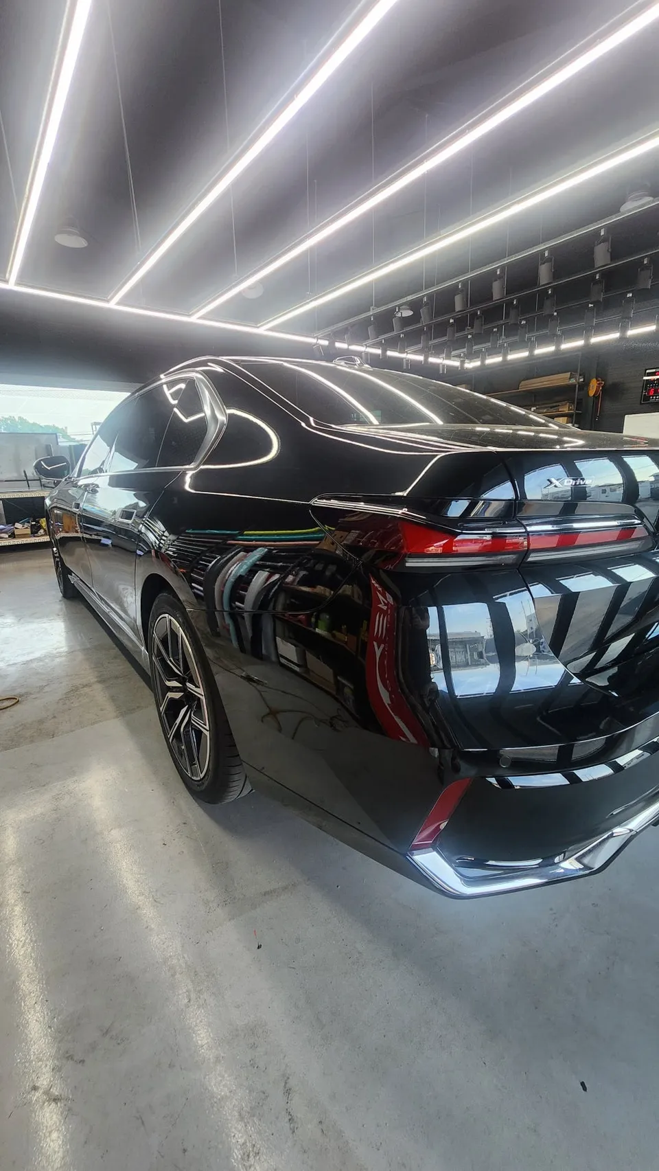 BMW 7 Seriesのカーラッピング事例｜メタリックパールグレー 施工写真 3-1