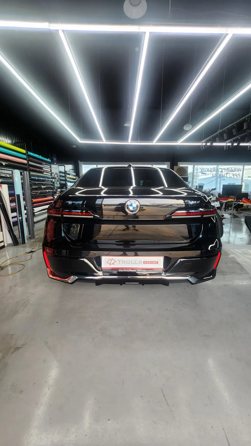 BMW 7 Seriesのカーラッピング事例｜メタリックパールグレー 施工写真 1-2