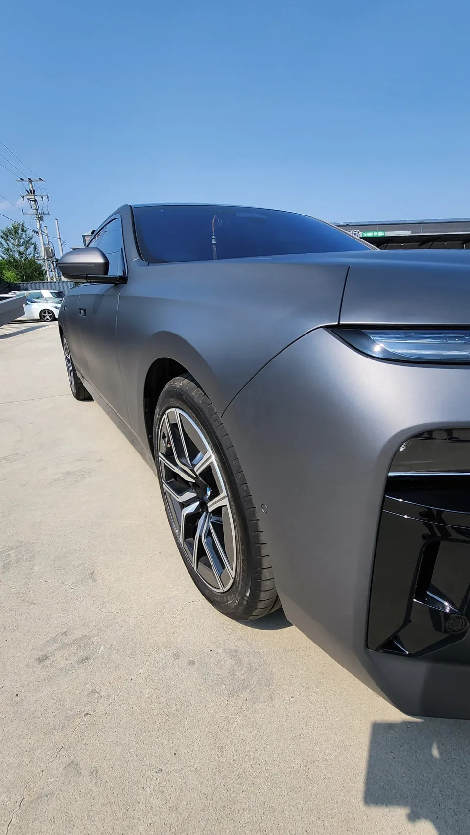 BMW 7 Seriesのカーラッピング事例｜メタリックパールグレー 施工写真 3-2
