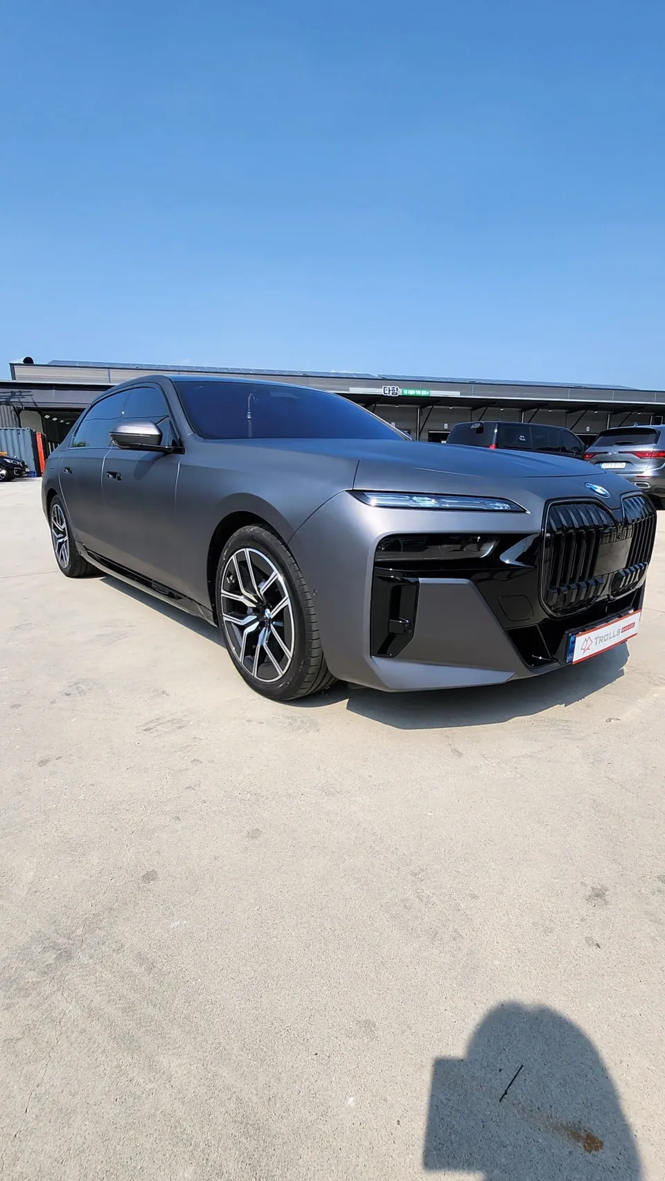 BMW 7 Seriesのカーラッピング事例｜メタリックパールグレー 施工写真 1-3