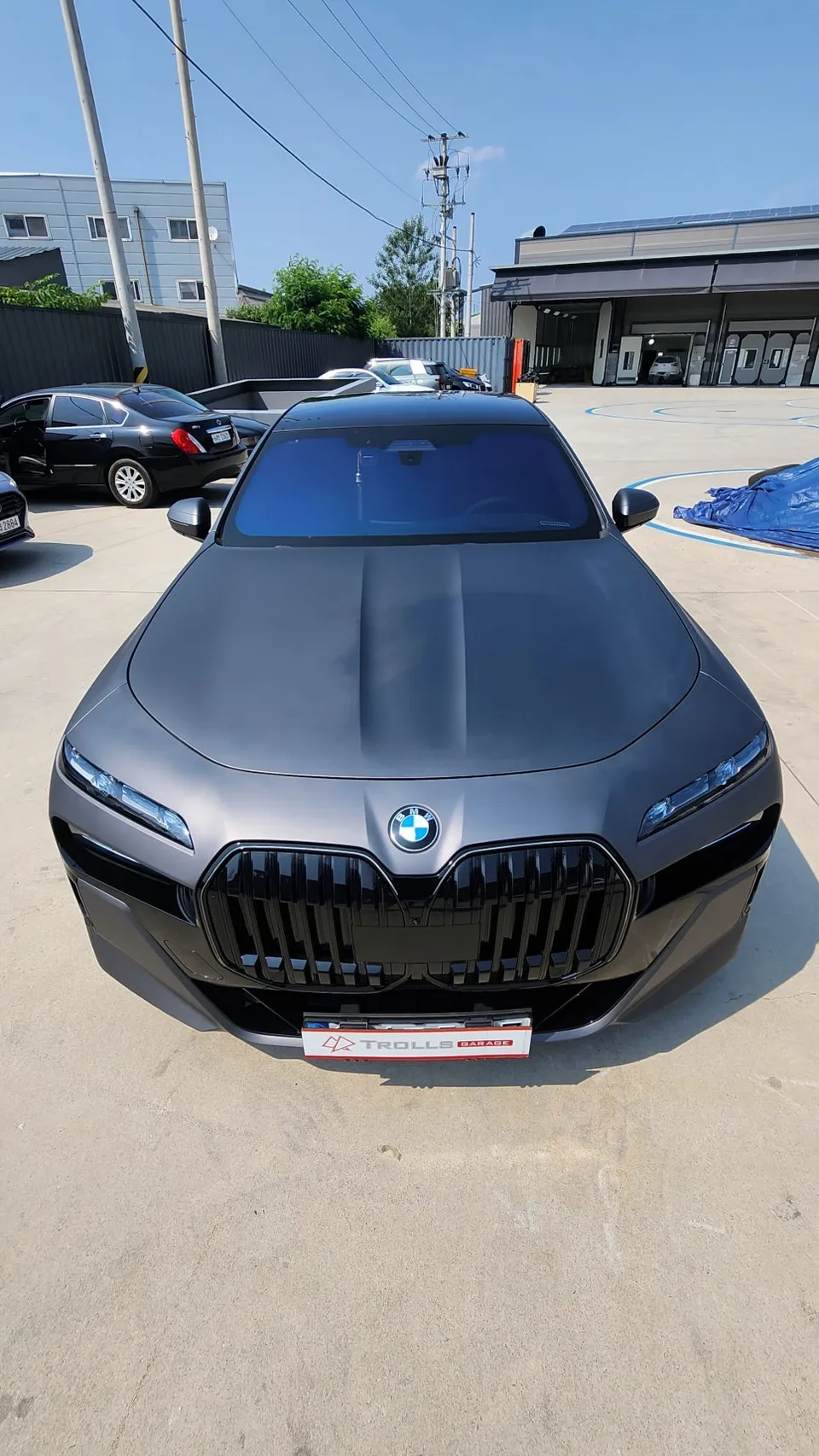 BMW 7 Seriesのカーラッピング事例｜メタリックパールグレー 施工写真 2-3