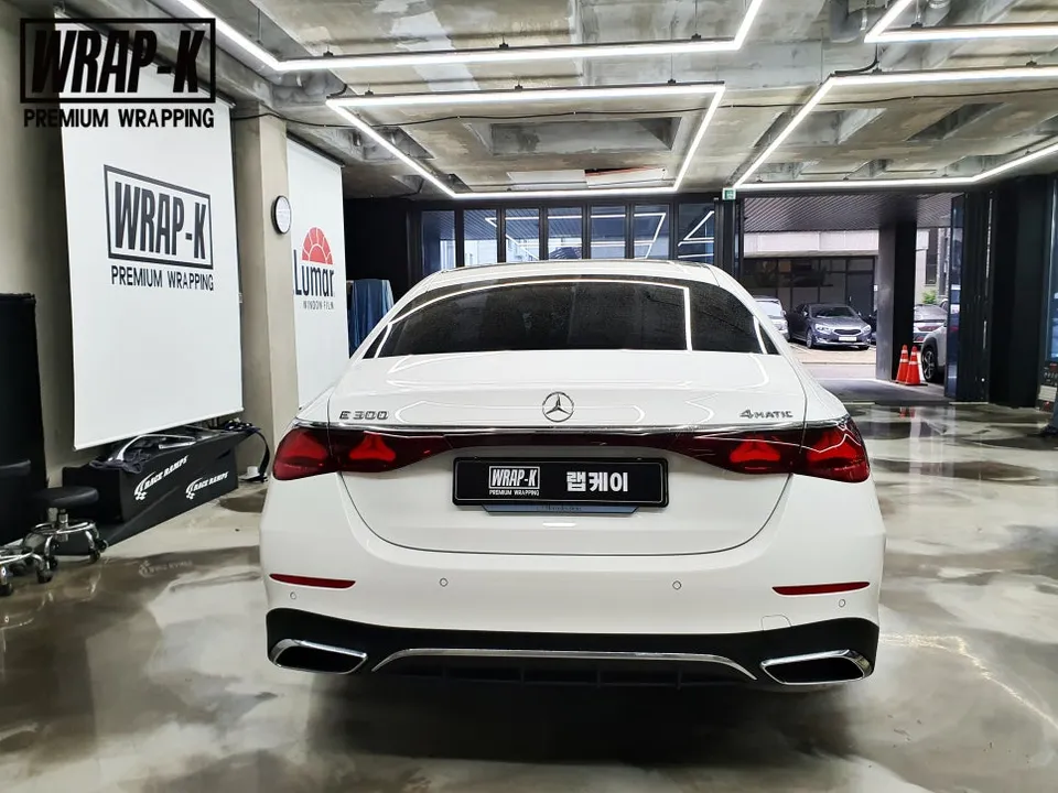 Mercedes-Benz Eクラスのカーラッピング事例|クロームメッキの印象変更 施工写真 2-1
