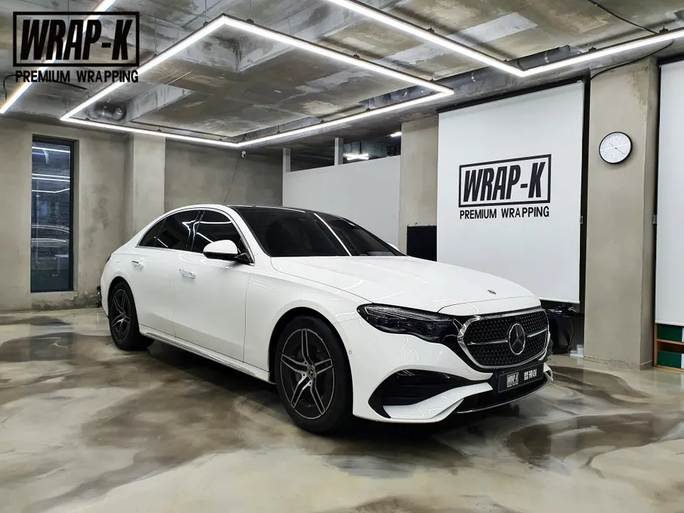 Mercedes-Benz Eクラスのカーラッピング事例|クロームメッキの印象変更 施工写真 3-1