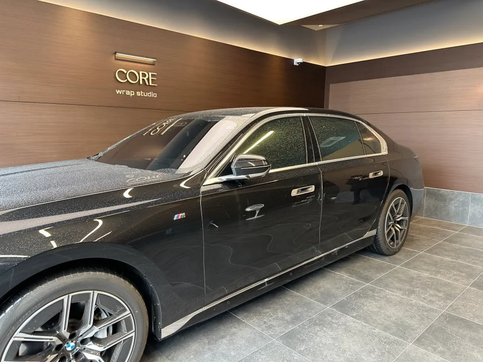 BMW 7 Series vinyl wrap - BMW 7 Series Vinyl Wrap Review: Black Gloss Upgrade photo 4