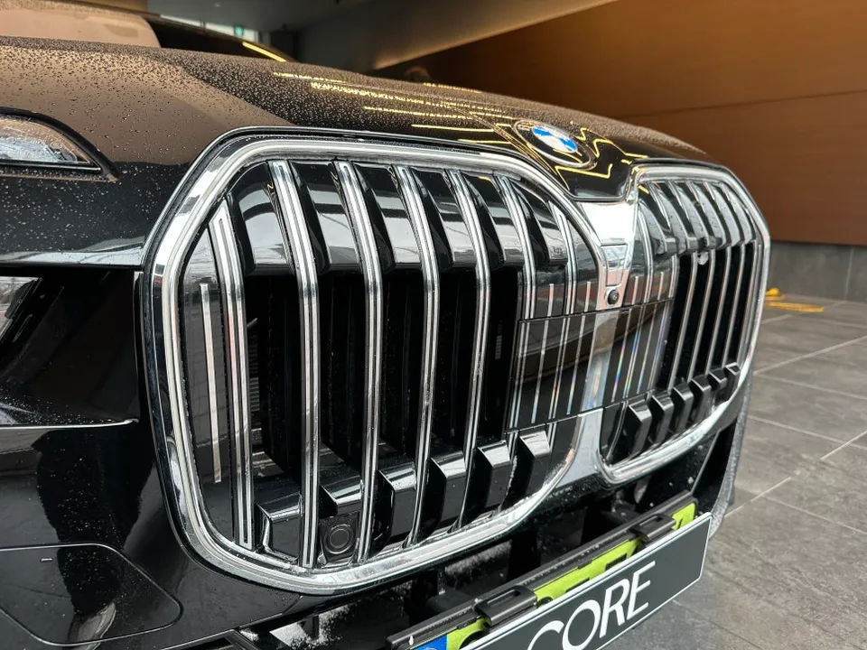 BMW 7 Series vinyl wrap - BMW 7 Series Vinyl Wrap Review: Black Gloss Upgrade photo 5