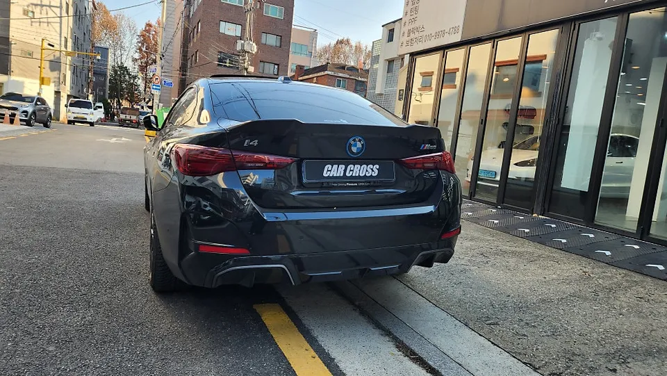 BMW i4 カーラッピング事例|光沢と質感を高めるカスタム 施工写真 3-1