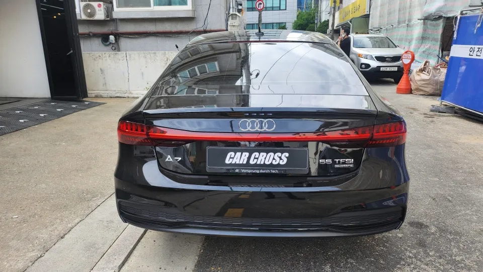 Audi A7 vinyl wrap - Audi A7 Vinyl Wrap Review: Carbon Black Interior Upgrade photo 3
