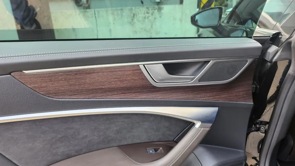 Audi A7 vinyl wrap - Audi A7 Vinyl Wrap Review: Carbon Black Interior Upgrade photo 4
