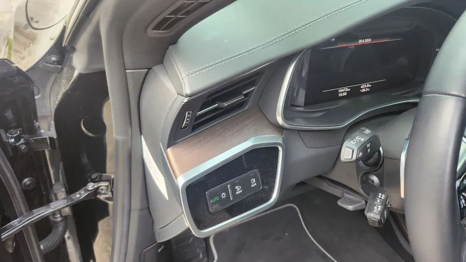 Audi A7 vinyl wrap - Audi A7 Vinyl Wrap Review: Carbon Black Interior Upgrade photo 5