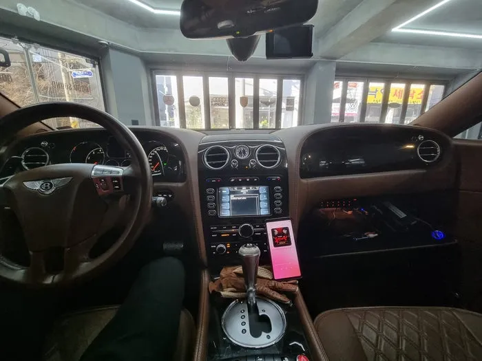 Bentley Continental GTのカーオーディオ施工事例 施工写真 4