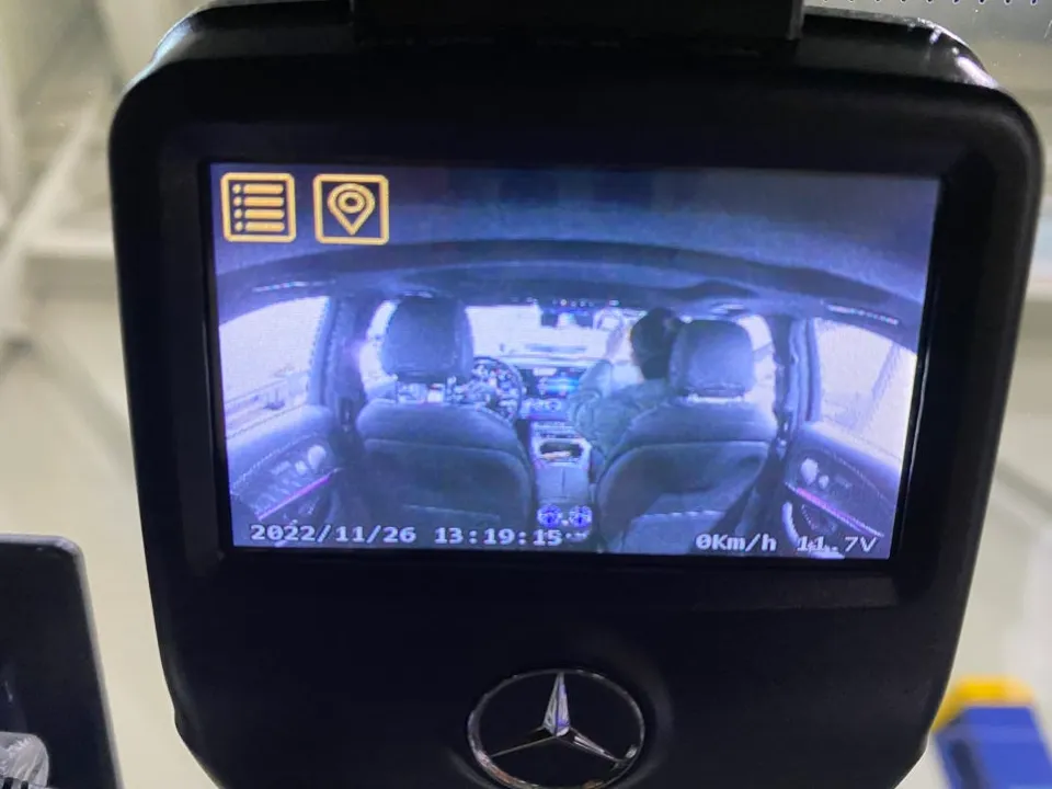 Mercedes-Benz E-Class W213のドライブレコーダー取付事例 施工写真 2-2