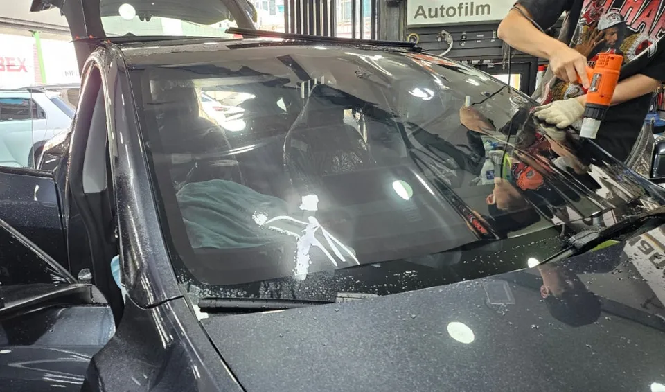 Tesla Model Yのカーフィルム施工事例｜仕上がりと注意点 施工写真 2-1