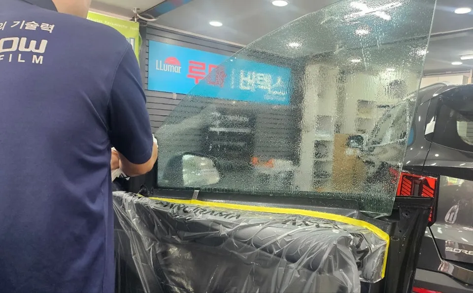 Tesla Model Yのカーフィルム施工事例｜仕上がりと注意点 施工写真 3-1