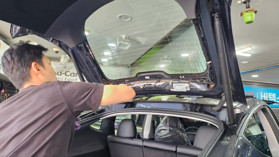 Tesla Model Yのカーフィルム施工事例｜仕上がりと注意点 施工写真 1-2
