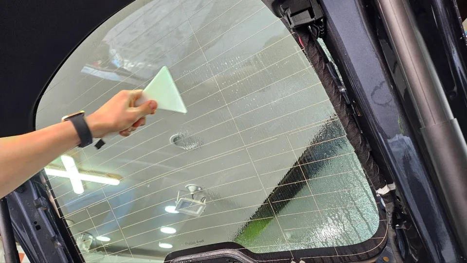 Tesla Model Yのカーフィルム施工事例｜仕上がりと注意点 施工写真 3-2