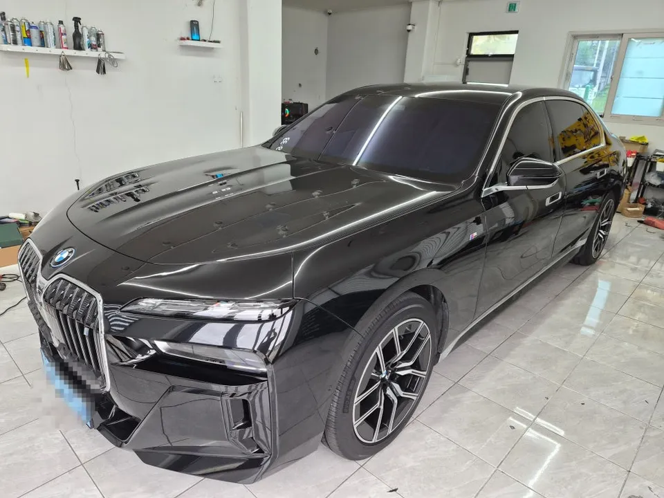 BMW i7のカーラッピング事例 施工写真 3-1