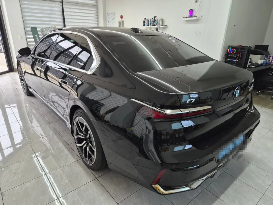 BMW i7のカーラッピング事例 施工写真 1-2