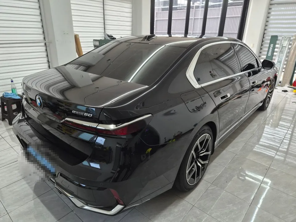 BMW i7のカーラッピング事例 施工写真 2-2