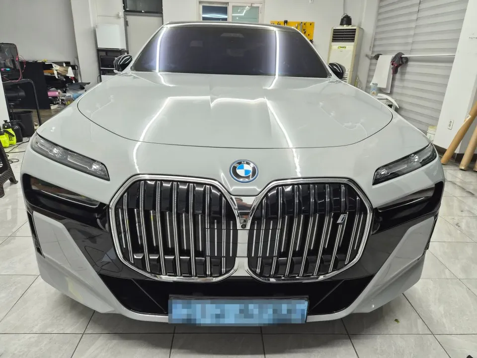BMW i7のカーラッピング事例 施工写真 3-2
