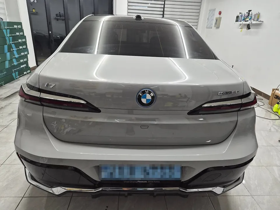 BMW i7のカーラッピング事例 施工写真 4-2