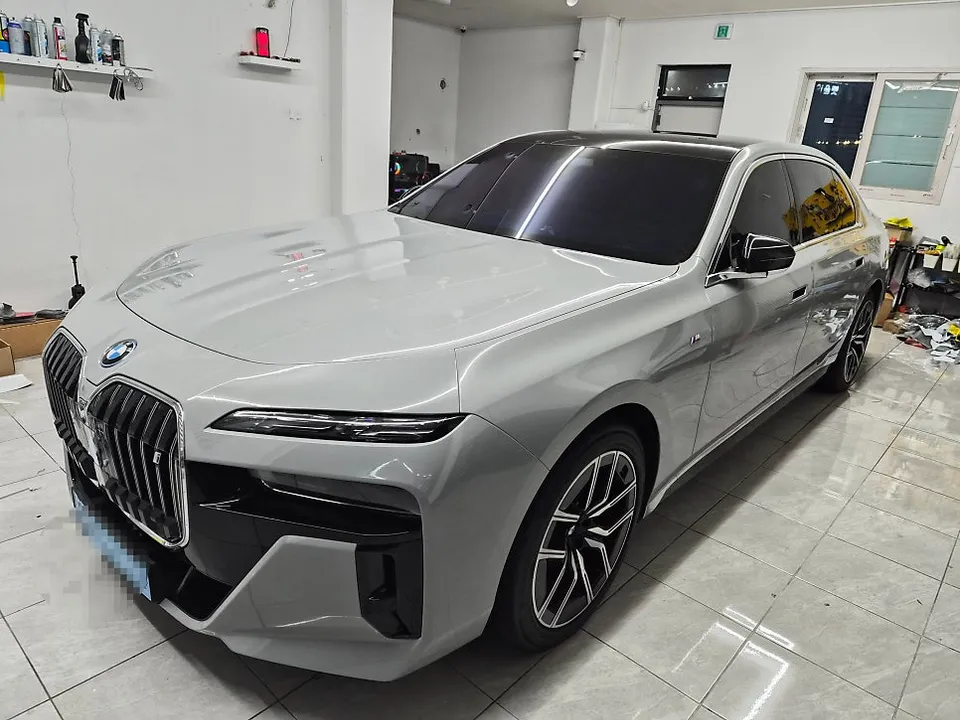 BMW i7のカーラッピング事例 施工写真 1-3