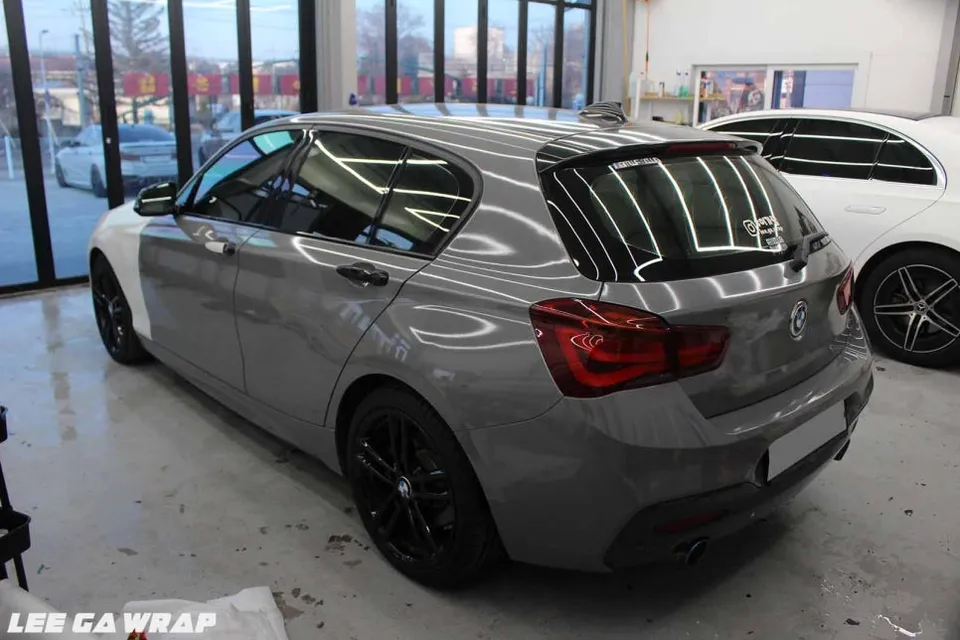 BMW 1 Seriesのカーラッピング事例|カキグリーンへの変身 施工写真 1-2
