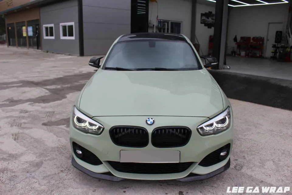 BMW 1 Seriesのカーラッピング事例|カキグリーンへの変身 施工写真 1-3