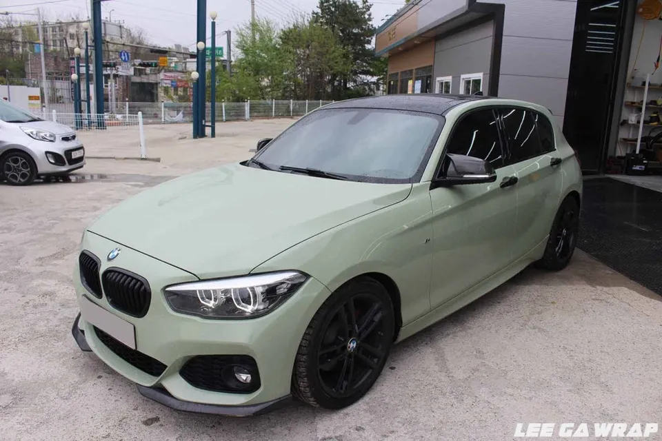 BMW 1 Seriesのカーラッピング事例|カキグリーンへの変身 施工写真 3-3