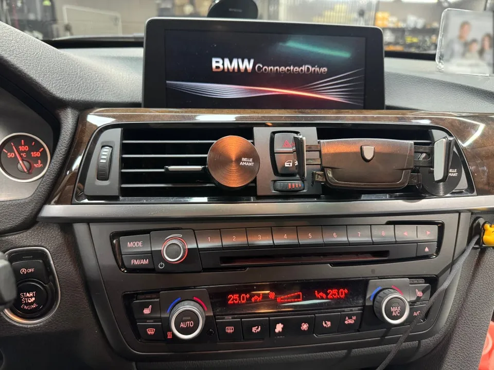 BMW 3 SeriesのAndroid Auto・CarPlay取付事例 施工写真 3-1