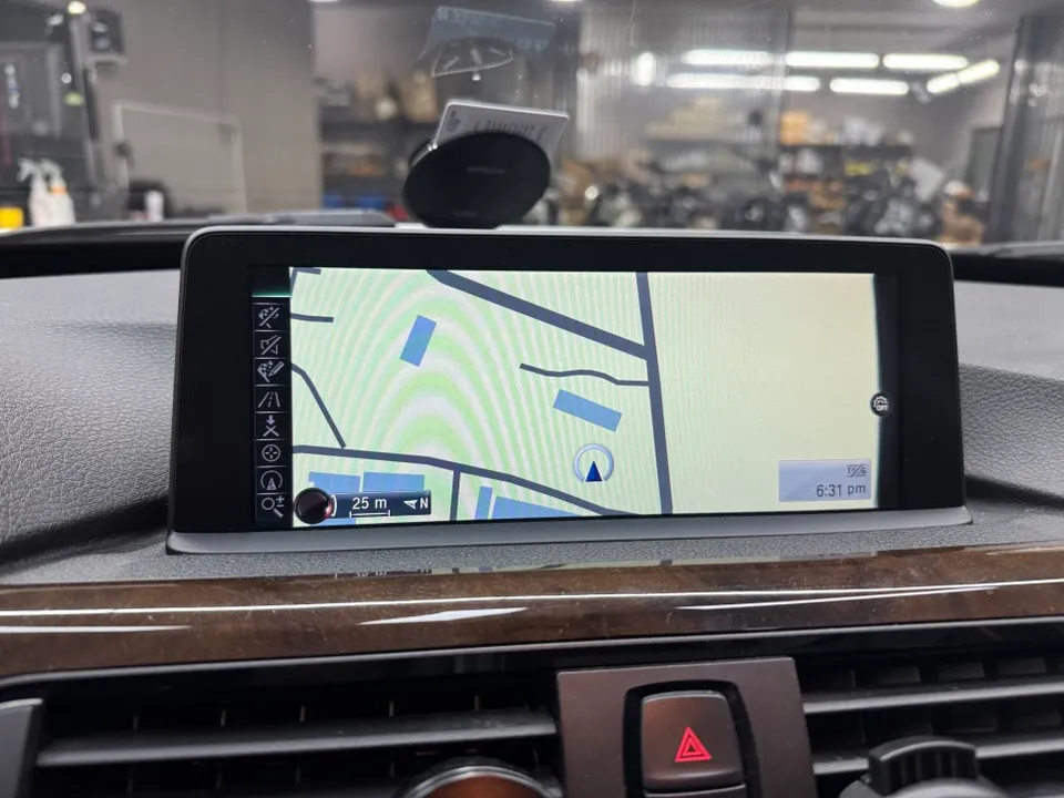 BMW 3 SeriesのAndroid Auto・CarPlay取付事例 施工写真 4-1