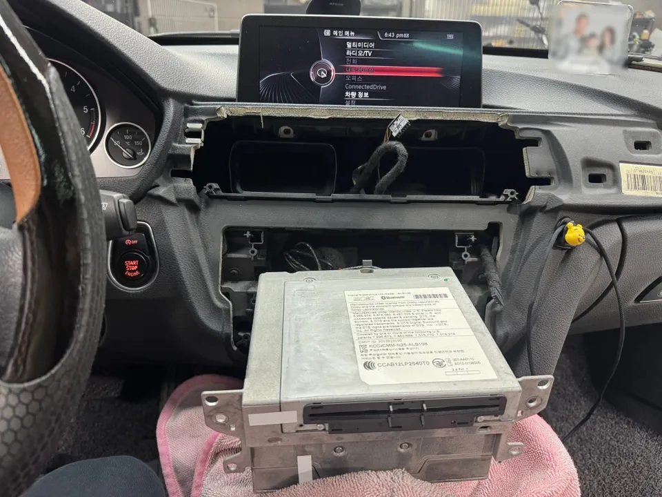 BMW 3 SeriesのAndroid Auto・CarPlay取付事例 施工写真 1-2