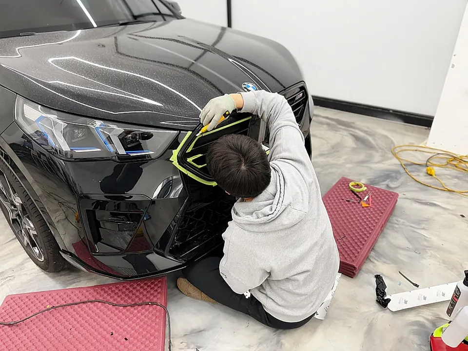 BMW X2 vinyl wrap - BMW X2 Vinyl Wrap Review: All-Black Transformation photo 4