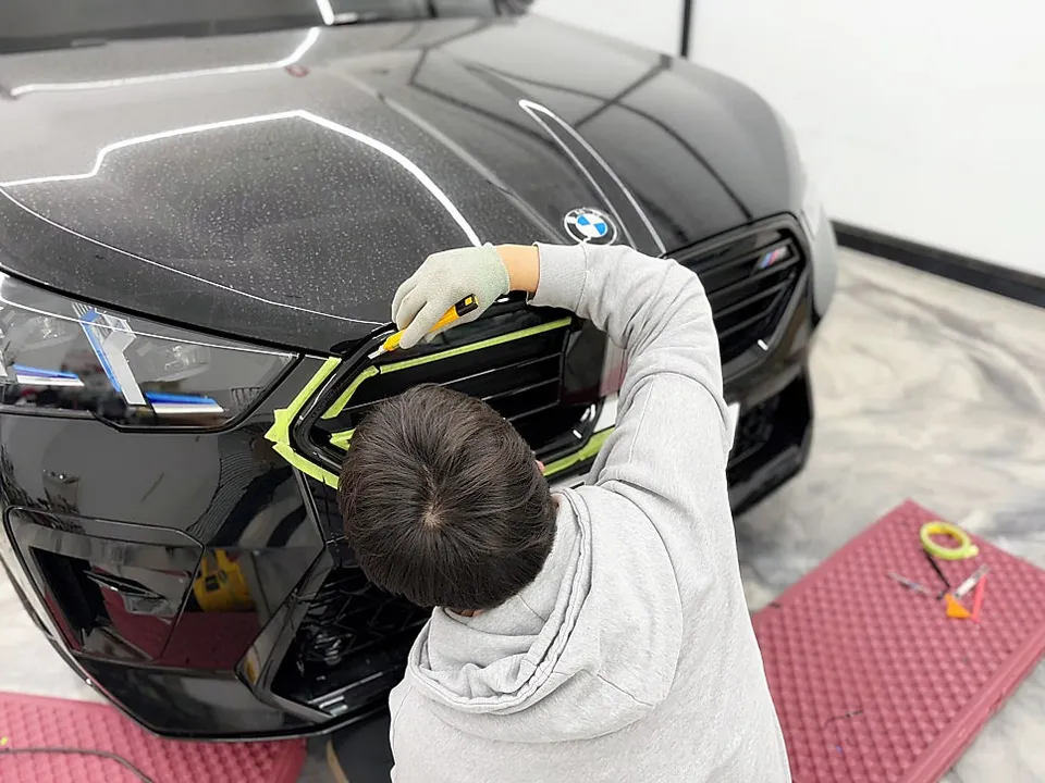 BMW X2 vinyl wrap - BMW X2 Vinyl Wrap Review: All-Black Transformation photo 5