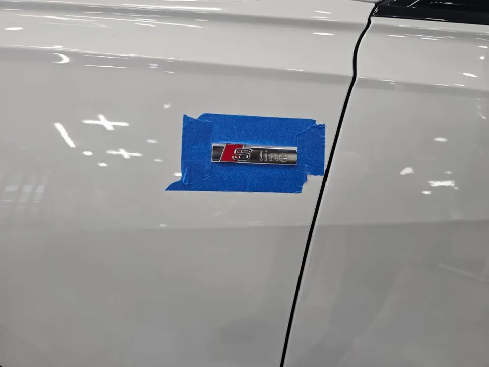 Audi A6のカーラッピング事例｜ブラックレターで印象激変 施工写真 2-2