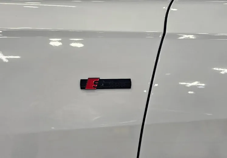 Audi A6のカーラッピング事例｜ブラックレターで印象激変 施工写真 2-3