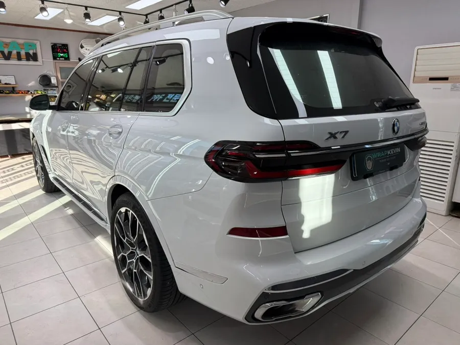 BMW X7 G07のカーラッピング事例｜クローム除去で高級感アップ 施工写真 3-1