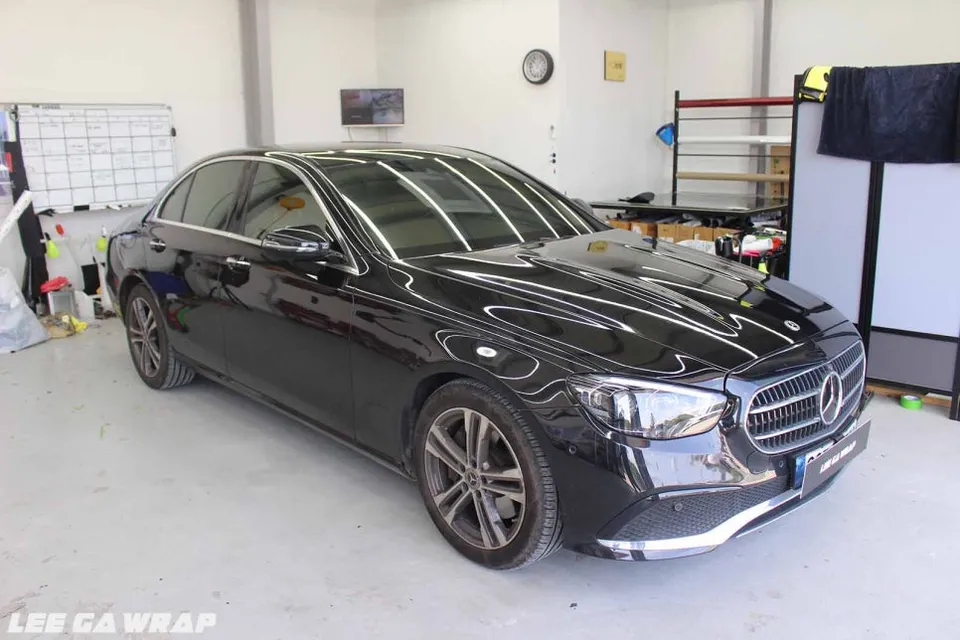 Mercedes-Benz Eクラスのカーラッピング事例｜3Mマットブラック 施工写真 1-1