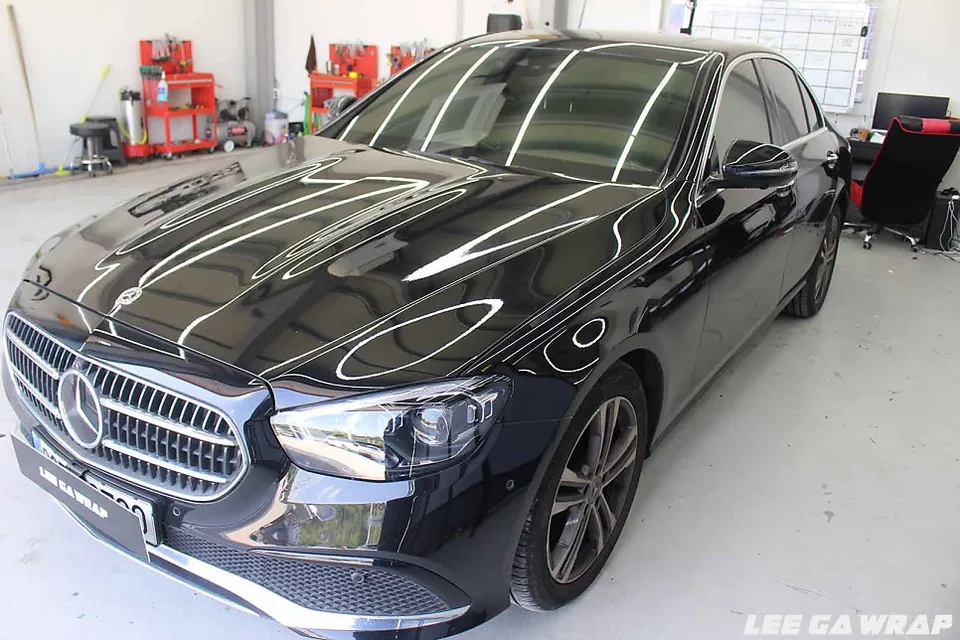 Mercedes-Benz Eクラスのカーラッピング事例｜3Mマットブラック 施工写真 2-1